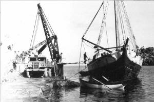 Πηγή: https://archipelagonetwork.org/project/extraction-in-the-cyclades-digital-traces/ :Winch loading marble blocks at Achinous quarry. Source: Xenofontidis archive via Alekos Florakis