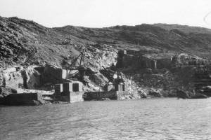 Πηγή: https://archipelagonetwork.org/project/extraction-in-the-cyclades-digital-traces/ : View of Achinous quarry from the sea. Source: Xenofontidis archive via Alekos Florakis