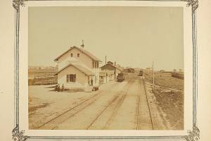 Σελίδα στο fb "Παλιές φωτογραφίες της Ξάνθης - Old photographs of Xanthi.": Πρόκειται για μέρος του φωτογραφικού αρχείου του προτελευταίου σουλτάνου της Οθωμανικής αυτοκρατορίας που φυλάσσεται στην βιβλιοθήκη του πανεπιστημίου Κωνσταντινούπολης, φωτογράφος ήταν ο Σουηδός Γκυγιάμ Μπέργκρεν (Guillaume Berggren). Το συγκεκριμένο άλπουμ περιλαμβάνει φωτογραφίες από την Θεσσαλονίκης έως Φέρες Έβρου. Το κύριο θέμα των φωτογραφιών είναι η κατασκευή της σιδηροδρομικής γραμμής και ελάχιστες από της πόλεις Θεσσαλονίκη, Σέρρες, Δράμα, Ξάνθης Κομοτηνής, Αλεξανδρούπολης (Δεδέαγατς) και Καβάλα αν και από εκεί δεν διέρχεται η σιδηροδρομική γραμμή. Παράλληλα το ίδιο θέμα κατέγραψε και ο Θεσσαλονικιός φωτογράφος αρμενικής καταγωγής Paul Zepdji. Οι εργασίες κατασκευής άρχισαν στις 2-6-1893. Στα μέσα του 1894 είχαν κατασκευασθεί τα πρώτα 211 χιλιόμετρα της γραμμής, μέχρι τον σταθμό του Νουσρετλή (Νικηφόρου Δράμας). Στα τέλη του 1895 είχαν κατασκευασθεί 291 χιλιόμετρα και στο τέλος Μαρτίου 1896 παρεδόθη και το τελευταίο της τμήμα. Θεώρησα σωστό να το προβάλω ακέραιο αν και δεν περιλαμβάνει μόνο την Ξάνθη. Στην αναζήτησή αυτού του αρχείο σημαντική ήταν η βοήθεια του μέλους μας Lino Ventura.
