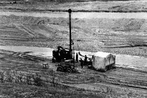Δειγματοληπτική γεώτρηση το 1936 στην κοίτη του Γαλλικού ποταμού για τον προσδιορισμό της περιεκτικότητας χρυσού στα ιζήματα με χρήση γεωτρύπανου τύπου Keystone.  Οι δειγματοληψίες ξεκίνησαν τον Μάιο του 1936, αμέσως μετά την απόκτηση των μεταλλευτικών δικαιωμάτων από την εταιρία "Χρυσωρυχεία Βορείου Ελλάδος" (Αφοι Ηλιόπουλοι) για να χαραχθεί η διαδρομή που θα ακολουθούσε η βυθοκόρος. Αρχείο Αθανάσιου Βαφειάδη, Κιλκίς.