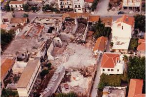 Εικ.4, Το συγκρότημα Λιναρδάκη- Στρούμπου, κατά την κατεδάφιση του. Πηγή: Γιαξόγλου Γ., "Βιομηχανικές &amp; βιοτεχνικές εγκαταστάσεις στις αρχές του 20ου αιώνα στις πρωτεύουσες των νομών της Περιφέρειας Πελοποννήσου", Ημερίδα ΤΕΕ-TICCHI, 2010