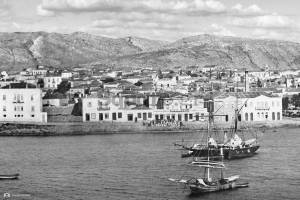 Η Α.Β.Ε.Ν.Α. (παραθαλάσσια, πρώτο κτίριο από δεξιά) χωρίς ακόμα την πανύψηλη καμινάδα του, όπως φαίνεται σε λεπτομέρεια από πανοραμική φωτογραφία που χρονολογείται στα 1860-70. Πηγή: Η ιστορία και το τέλος του Α.Β.Ε.Ν.Α.