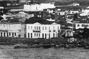 Σε αυτή την εικόνα φαίνεται για πρώτη φορά η ψηλή καμινάδα, που υπήρχε στην πίσω πλάγια μεριά του Α.Β.Ε.Ν.Α.. Λεπτομέρεια από πανοραμική φωτογραφία της Χαλκίδας που χρονολογείται στα 1884-90. Συλλογή Μ. Γ. Τσαγκάρη Πηγή : Η ιστορία και το τέλος του Α.Β.Ε.Ν.Α.