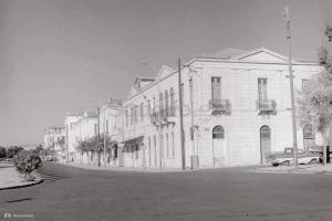 Το κρηπίδωμα, όπως ήταν στις αρχές του 20ου αιώνα. Δεξιά, στη γωνία των σημερινών οδών Τζιαρντίνι και Τσιριγώτη, το Α.Β.Ε.Ν.Α. Πηγή: «Χαλκίδα η ακτινοβολούσα πόλη του Ευβοϊκού», Γιάννης Λ. Λάμπρου. Εκδόσεις Δεσμός. Ψηφιακή επεξεργασία 2015: Βάγιας Κατσός Πηγή : Η ιστορία και το τέλος του Α.Β.Ε.Ν.Α.