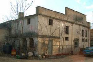 φωτογραφικό αρχείο κου Γ.Κεραμυδά, 2015, 
Πηγή : Ο μύλος του Εξηντάρη Θεολόγου στις Σάπες,σήμερα δεν υπάρχει. 
Έχει γκρεμιστεί από τους νέους ιδιοκτήτες αδελφούς Ευκαρπίδη. Η πόρτα κοντά στο αυτοκίνητο ήταν η είσοδος του μύλου και αριστερά η είσοδος του εκκοκκιστήριου. Το τμήμα που μόλις διακρίνεται αριστερά ήταν ο χώρος που παραγόταν το ηλεκτρικό ρεύμα για τις Σάπες.
