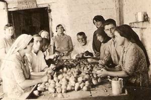 Σκηνή εργασίας στο εργοστάσιο, στην Ασίνη, στο μέσον με το λευκό μούσι ο ιδρυτής και προπαππούς του Ηλία Μηναίου, Κωστής Μηναίος (1870-1953).Πηγή: Αρχείο Οικογένειας Μηναίου

