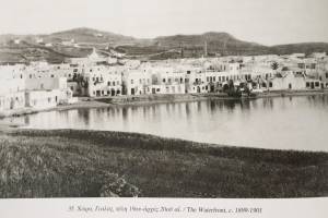 
Φωτ. α΄ (1899-1901)
Διακρίνεται το εργοστάσιο και 
το φουγάρο της Φάμπρικας πάνω από τον οικισμό της
Χώρας 

(πηγή: Παναγιώτης Κουσαθανάς, Ενθύμιον Μυκόνου, 1885-1985,
τ. Α΄, Π.Ε.Κ. 1998)