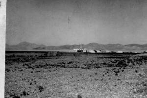 ΑΦΡΟΔΙΤΗ Ο.Ε.Β.Ε. Η εικόνα από την δημοσιά. Σήμερα το Τιγκάκι είναι από τα πιό γνωστά σημεία της Κω, φημισμένο γιά την παραλία με την χρυσή άμμο. Αριστερά στην φωτογραφία υπάρχουν ακόμα οι εγκαταστάσεις των αλυκών. Αρχείο Δία Χαραλαμπόπουλου