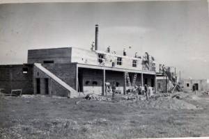 ΑΦΡΟΔΙΤΗ Ο.Ε.Β.Ε. Τιγκάκι Κως. Ανοικοδόμηση του καινούργιου κτιρίου. Δεκαετία 1950 Αρχείο Δία Χαραλαμπόπουλου