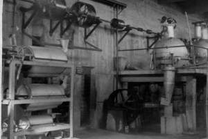 ΑΦΡΟΔΙΤΗ Ο.Ε.Β.Ε. Τιγκάκι Κως. Αριστερά τα μηχανήματα διαχωρισμού των σπόρων της τομάτας και δεξιά τα καζάνια συμπύκνωσης. Αρχείο Δία Χαραλαμπόπουλου