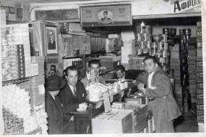 Κατάστημα Μαζαράκη στην Σωκράτους με προϊόντα της ΑΦΡΟΔΙΤΗ. Διακρίνεται ο Τάσος Χαραλαμπόπουλος. Αρχείο Δία Χαραλαμπόπουλου