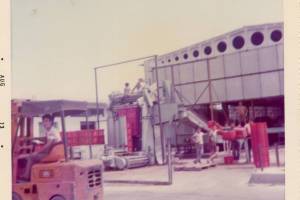 Η πλατεία και το ξεφόρτωμα της τομάτας στα πλυντήρια. Καβάσιλα Ηλείας. Αρχείο Δία Χαραλαμπόπουλου