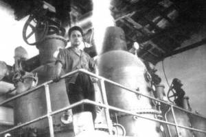 1952: Το ταχύκενο συμπυκνώσεως τοματοπολτού. Μπροστά ο χειριστής και βασικό στέλεχος, Ευθύμιος Κέψος. Πηγή: https://argolika.gr/