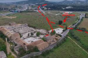 η κοκκινη γραμμη που προσθεσα δειχνει την χαραξη του Λαυριακου (Σιδηροδρομοι Αττικης). 
Το 1993 ειχα περπατησει ολο το μηκος του Λαυριακου και τοτε 
το ψαλιδι που δειχνω με την κοκκινη γραμμη στην φωτογραφια προς Καμπα, 
υπηρχε και φαινοτανε κανονικα. Σαν νεκρος εξω απο τον ταφο του. 
Σημερα πρεπει ναναι εκει ακομα, απλα σκεπασμενη. 
Ο σταθμος Λεονταριου ρημαζει ομοιως
Πηγή σκαρίφημα Κου Νέστορα Λάππα