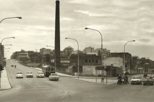 Εικ.9, Σωζόμενη μέχρι το1960 καμινάδα του κυλινδρόμυλου ΕΥΡΩΤΑ.
Πηγή:  https://dimitriskrasonikolakis.blogspot.com/2017/12/blog-post_30.html