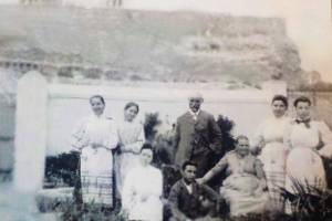 Φωτογραφία οικογένειας Χρυσάκη, στο βουστάσιο στην περιοχή Μακρυγιάννη. Πηγή: Οικογενειακό λεύκωμα του Αργύρη Βαγενά