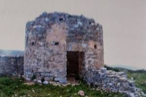 Ανεμόμυλος στη θέση Καψάλες (Καλογερικός), Πηγή:  Γαβαλάς, Φ. (2010). «Η Ηρακλειά του χθες και του σήμερα»,  Έκδοση  Κοινότητας Ηρακλειάς Κυκλάδων