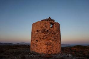 Ανεμόμυλος στον οικισμό Άγιος Γεώργιος Φωτο: Λ. Μαργαρίτη, Ιούλιος 2020