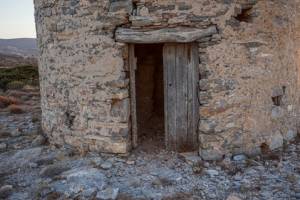 Ανεμόμυλος στον οικισμό  Άγιος Γεώργιος, ότι απέμεινε από την  ξύλινη θύρα Φωτο: Λ. Μαργαρίτη, Ιούλιος 2020