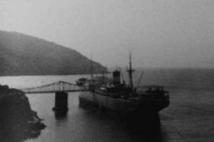 σκάλα φόρτωσης Μεγάλου Λιβαδιού. Πηγή: Ν.Μπελαβίλας, Λ.Παπαστεφανάκη, Ορυχεία στο Αιγαίο, εκδ. ΜΕΛΙΣΣΑ, Αθήνα 2009, σελ. 92-109