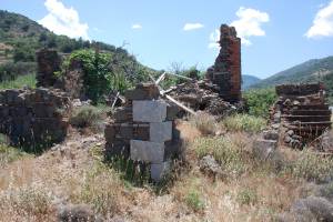 Τα ερείπια της οικίας του Διευθυντή Αρχείο Β. Χαρίτου (4-6-2016)