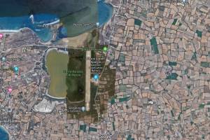 
                                                                                    Πηγή google maps

Είχε έκταση περίπου 100 στρεμμάτων . Η έκταση αυτή ήταν χωρισμένη σε 70 μικρά κομμάτια και το καθένα ονομαζόταν αυλή . Η κάθε αυλή χωριζόταν από τις γειτονικές με ένα πρόχωμα . Ο πυθμένας της κάθε αυλής είχε ισοπεδωθεί και στρωνόταν κάθε χρόνο με κύλινδρο . Μια από τις 70 αυλές στα βόρεια της Αλυκής ήταν η μεγαλύτερη και έφερε το όνομα Καζάνι .



Κοντά στο ‘’Καζάνι’’ υπήρχε ένα πηγάδι , το οποίο με ένα αυλάκι γέμιζε νερό της θάλασσας που απείχε περίπου 100 μέτρα . Στο πηγάδι αυτό είχαν τοποθετήσει μια μηχανή που κινούταν με ζώο, αργότερα την αντικατέστησαν με έναν ανεμόμυλο . Τους θερινούς μήνες με τη βοήθεια της μηχανής και αργότερα του ανεμόμυλου , γέμιζαν το ‘’Καζάνι’’ θαλασσινό νερό . Το άφηναν αρκετές μέρες , μετρούσαν πόσο πύκνωσε και όταν πήγανε σε ορισμένη πυκνότητα πάλι η ίδια μηχανή το έβγαζε και το έριχνε σ’ ένα αυλάκι και εν συνεχεία μοιραζόταν μέσα στις άλλες αυλές.

Πηγή : https://orinosaxotis.blogspot.com/2018/03/blog-post_66.html
