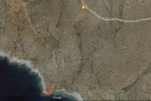 φαίνεται καθαρά η γραμμή μεταφοράς του μεταλλεύματος προς στην σκάλα φόρτωσηςΠηγή google maps