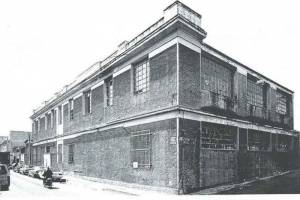 Εξωτερική άποψη εργοστασίου Αθηναΐς, πριν την επανάχρηση του. Πηγή: Αθηναΐς, Πολυχώρος Πολιτισμού