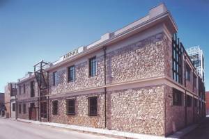 Εξωτερική άποψη εργοστασίου Αθηναΐς, μετά την επανάχρηση του Πηγή: Αθηναΐς, Πολυχώρος Πολιτισμού