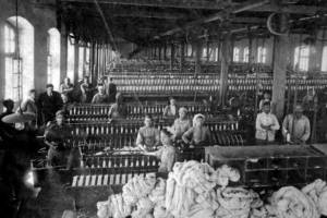 Εργάτριες στο νηματουργείο του εργοστασίου της Θεσσαλονίκης
Πηγή: Κεντρική Βιβλιοθήκη Βέροιας
Περιοδικό «Νιάουστα», τ.155, έτος 39ο, Απρίλιος-Ιούνιος 2016