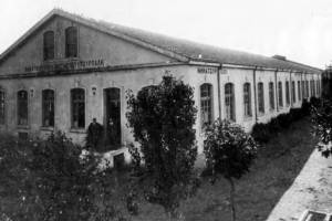 Το νηματουργείο του εργοστασίου της Θεσσαλονίκης (εξωτερική όψη)
Πηγή: Κεντρική Βιβλιοθήκη Βέροιας
Περιοδικό «Νιάουστα», τ.155, έτος 39ο, Απρίλιος-Ιούνιος 2016