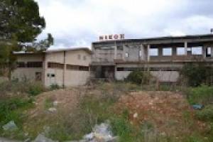 Εικ.2, Το  εργοστάσιο Δουρίδα στη Θήβα, δεκ. 1990. 
Πηγή: Ερευνητική Εργασία  Β’ Λυκείου 3ου ΓΕΛ Θήβας, «Βιομηχανική Αρχαιολογία: Καταγραφή της Βιομηχανικής κληρονομιάς της πόλης της Θήβας», Σχολικό Έτος: 2015 – 2016. Επιβλέπουσα Καθηγήτρια: Αναστασίου Χ. Ειρήνη. Επιμέλεια Εργασίας: Βάλλιου Παγώνα, Κάστιζα Αλεξάνδρα Καλαϊτζοπούλου Παναγιώτα, Καφέ Ελπίδα