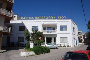 Το μεταπολεμικό κτίριο της Ένωσης Μαστιχοπαραγωγών 
που αντικατέστησε κτίριο της επιχείρησης Τσιροζίδη,
πηγή φωτογραφικό αρχείο κου Β.Χαρίτου 2020