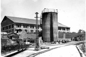 Άποψη του εργοστασίου από το μόλο 1964, Αρχείο Ευστρατίου Κουφαελά
