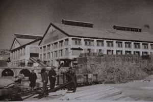 Άποψη του εργοστασίου από το μόλο, π. 1935 Φωτογράφος Αντ. Μπαχάς, πηγή "Χίος 100 χρόνια φωτογραφίας".
