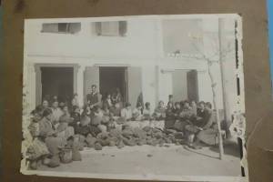 εικ_3, Πηγή : κας Άννα - Αννίτα Λεούση από την ομάδα Αίγινα παλιές φωτόΑιγινήτισσες έργάτριες στα σφουγγάρια στην περιοχή της Παναγίτσας στο εργοστάσιο "G. Brown", το 1937. Αρχείο Φλωρίτας Κουκούλη.