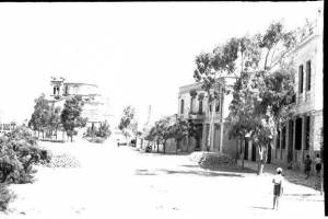 εικ_4, Πηγή : κας Άννα - Αννίτα Λεούση από την ομάδα Αίγινα παλιές φωτό
Στην Παναγίτσα δεξιά του Brown, διακρίνονται οι αποθήκες σφουγγαριών, αρχείο κας Αγάπης Νταϊφά