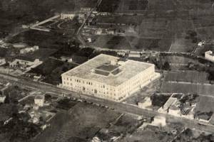 


Αεροφωτογραφία του Καπνεργοστασίου το 1937. Πηγή: Αρχείο Οργανισμού Κτηματολογίου και Χαρτογραφήσεων Ελλάδος, Δ/νση Αεροφωτογραφίσεων