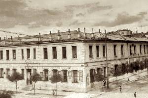 Εικ.1 Το Δημόσιο Καπνοκοπτήριο της οδού Αριστοτέλους,Αθήνα. Πηγή: Χαριτάτου Μ., Γιακουμάκη Π., 
Η ιστορία του Ελληνικού Τσιγάρου, Ελληνικό Λογοτεχνικό και Ιστορικό Αρχείο, Αθήνα 1997